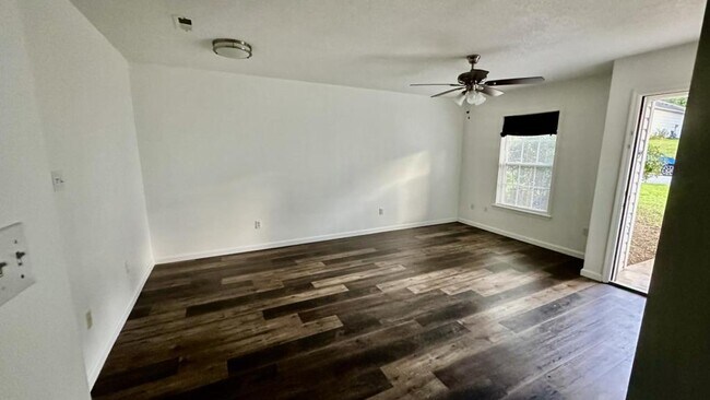 Building Photo - 125 Evvalane Dr