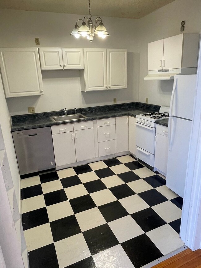 Building Photo - 1BD/1BA Corner Unit ON Napoleon Ave