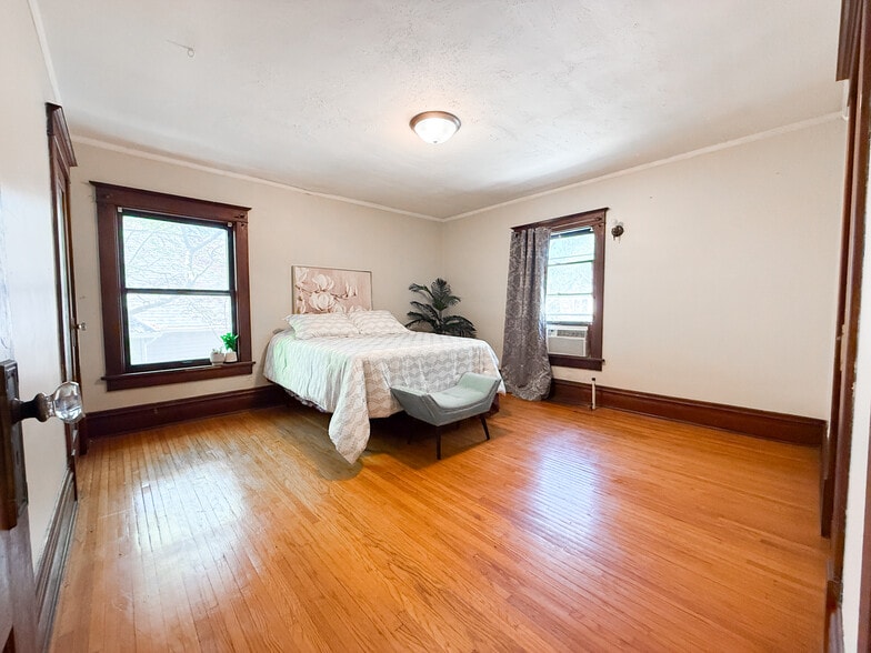 Building Photo - 1616 W Barker Ave