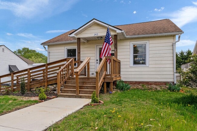 Building Photo - 142 E Park Dr