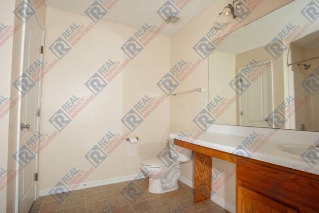 Building Photo - $2,500 – 4 Bed / 2.5 Bath house in South E...