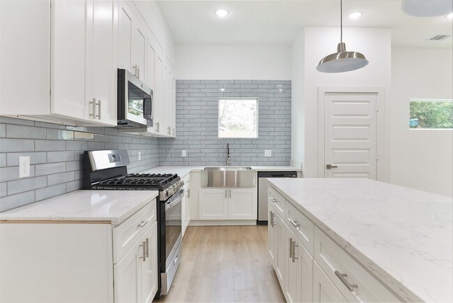 Building Photo - 9349 Lavender St