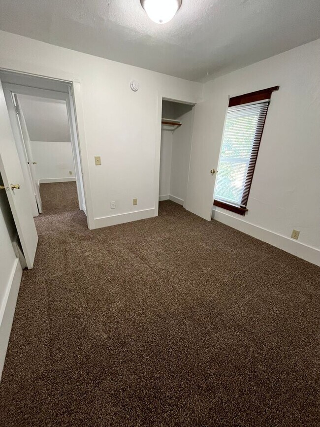 Building Photo - Newly Updated 2nd Floor 2 Bed/1 Bath Duplex Apartment