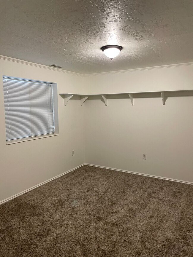 Building Photo - Desirable Kaysville Area/ 5 Bedroom Home