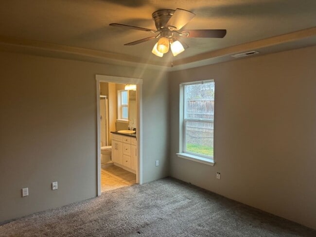 Building Photo - CUSTOM 3 BEDROOM, 2 BATH HOME NEAR SOUTH MEDFORD HIGH SCHOOL