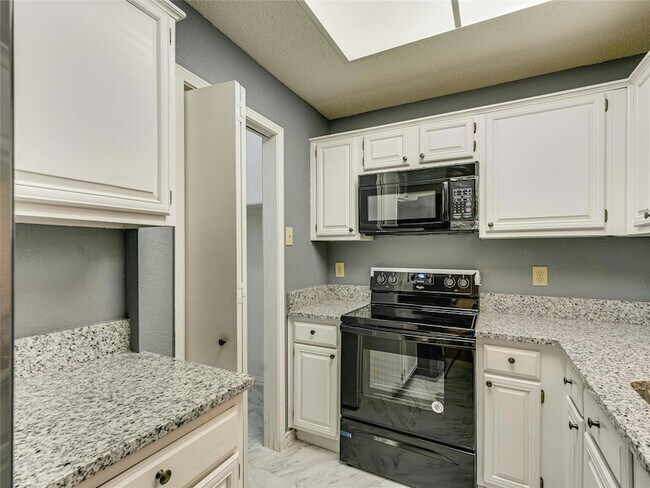Building Photo - 3607L W Northgate Dr