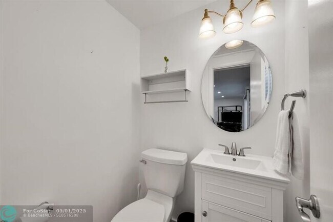 Building Photo - 1771 NE 35th St