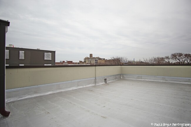 Building Photo - 1724 W Roscoe St