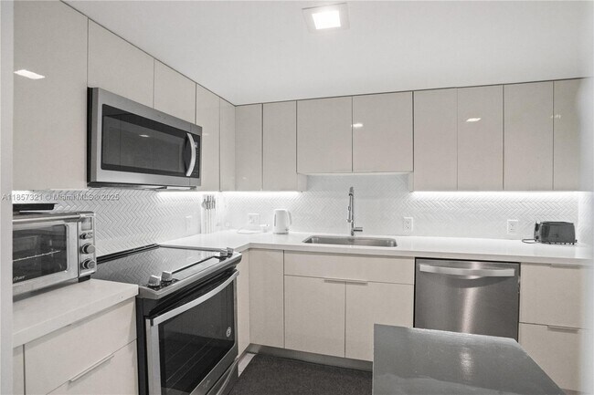 Building Photo - 100 Bayview Dr