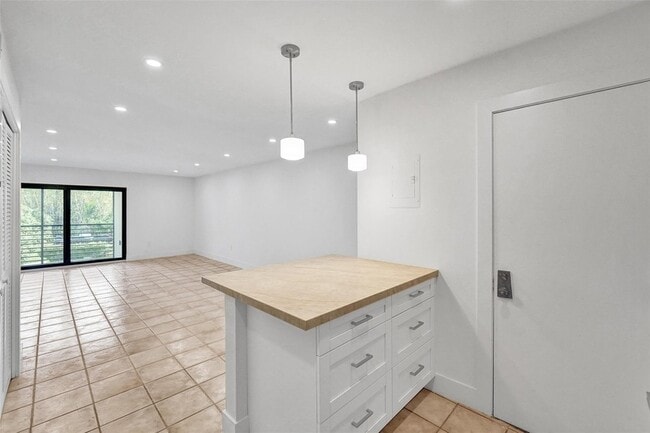 Building Photo - 4040 N Hills Dr