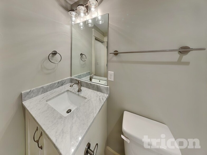 Building Photo - 1216 Hillwood Private Cove