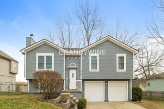 Building Photo - 918 SE Kingscross Rd