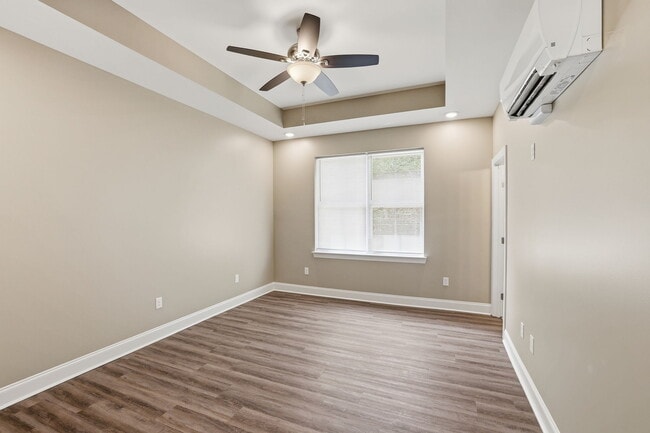 Building Photo - 705 Woodmore Ln