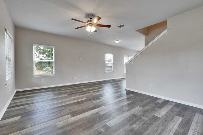 Building Photo - 3 Bedroom Home on Corner Lot - One Month FREE