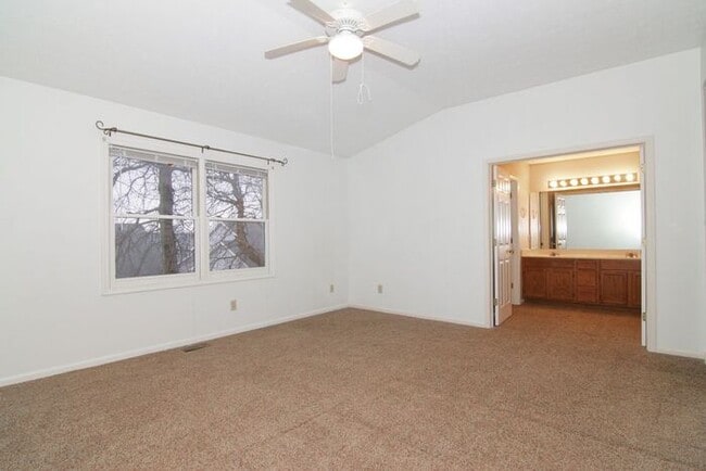 Building Photo - 3 Bedroom Townhome in Greenwood