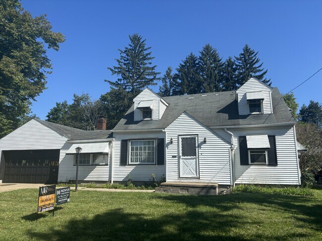 Building Photo - 412 Joan Ave SE