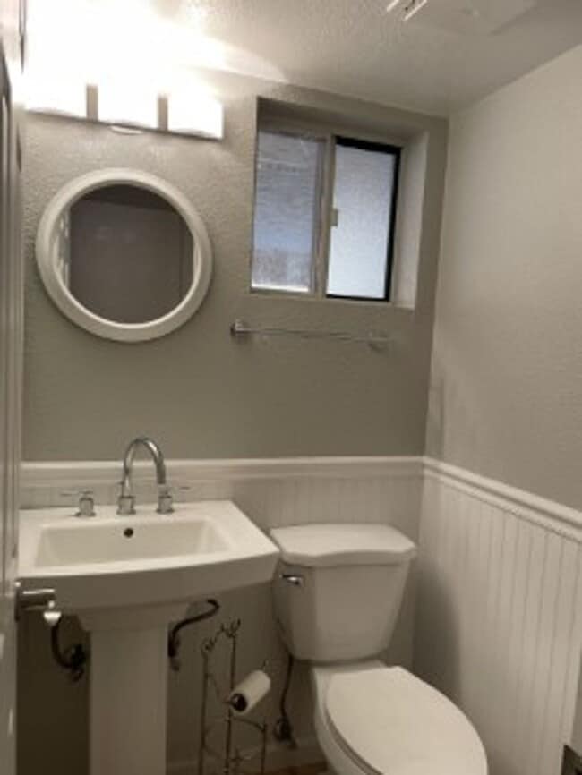 Building Photo - Spacious 3 bedroom, 3 bath, condo with a l...