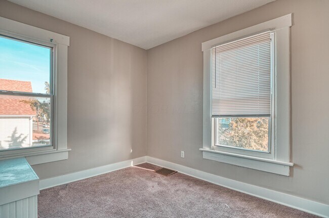 Building Photo - 921 Miller Ave