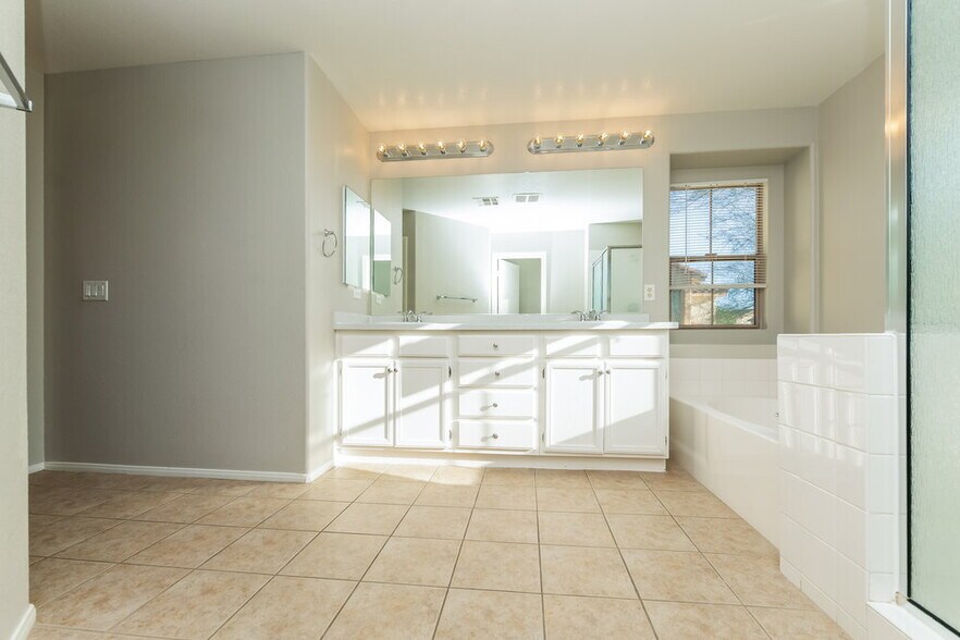 Building Photo - 5441 Pipers Stone St