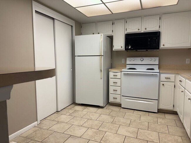 Building Photo - Updated Townhome in Willow Wood Near 120th & Blondo!