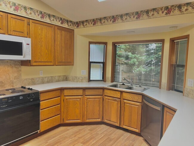 Building Photo - Charming Rambler 3-Bed/2-Bath Available Now!