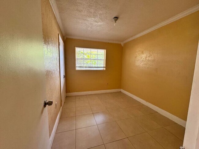 Building Photo - 867 Caroline Cir