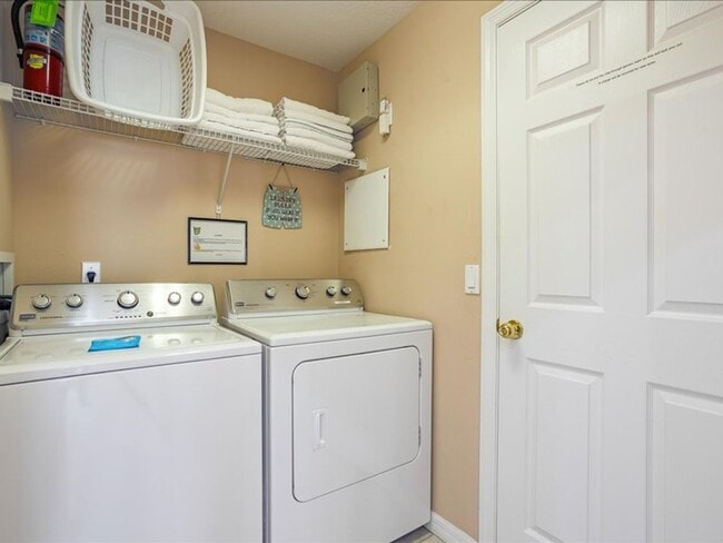 Building Photo - Stunning Fully Furnished 4-Bedroom, 3-Bath...