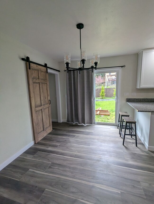 Building Photo - Very nice 3 bd 2 bath