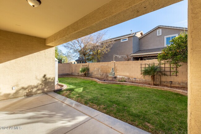Building Photo - 2343 E Sunland Ave