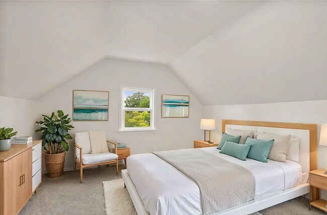 Building Photo - Beautiful Craftsman Home with Ample Parking & Outdoor Space