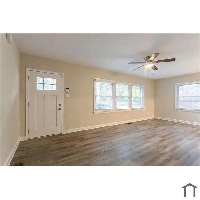 Building Photo - Spring