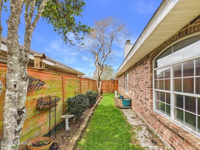 Building Photo - 115 La Rue Vil