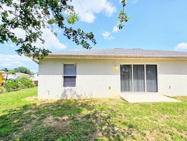Building Photo - Great 3-bedrooms, 2 baths duplex with new ...
