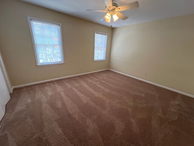 Building Photo - Williamsburg Townhomes