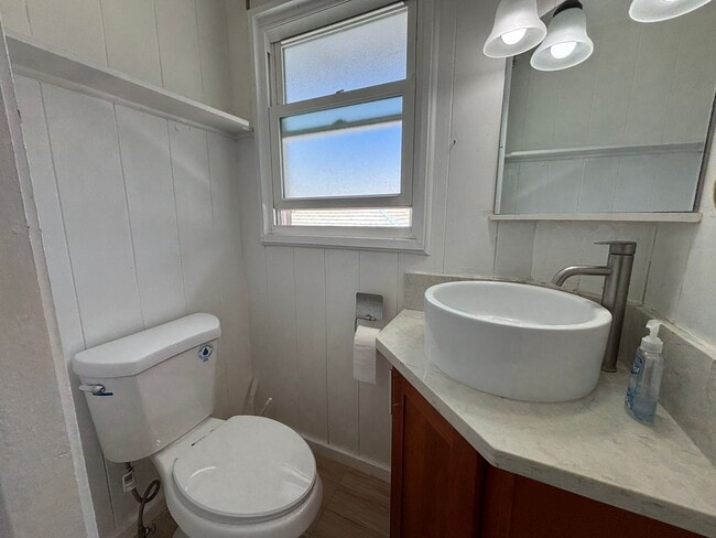 Building Photo - Spacious 1 Bedroom w/ Parking – Honolulu (...