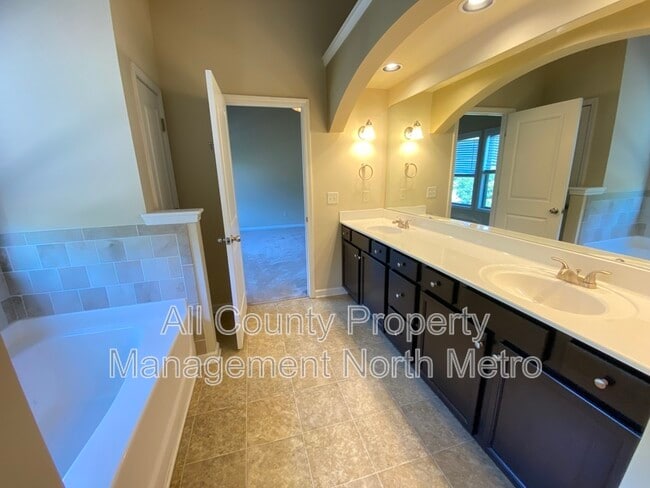 Building Photo - 5060 Glencliff Dr