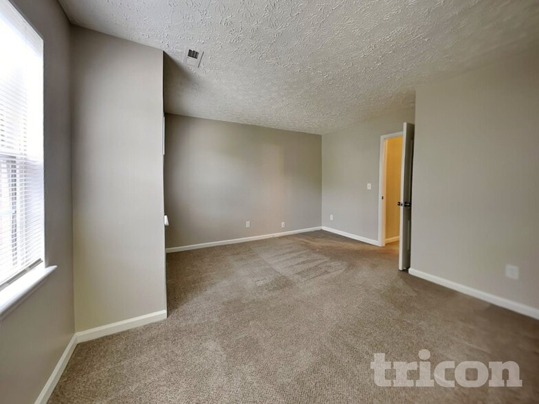 Building Photo - 1829 Elkpark Dr