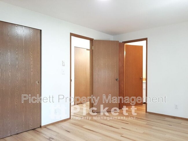Building Photo - 6451 Lewis NE Dr