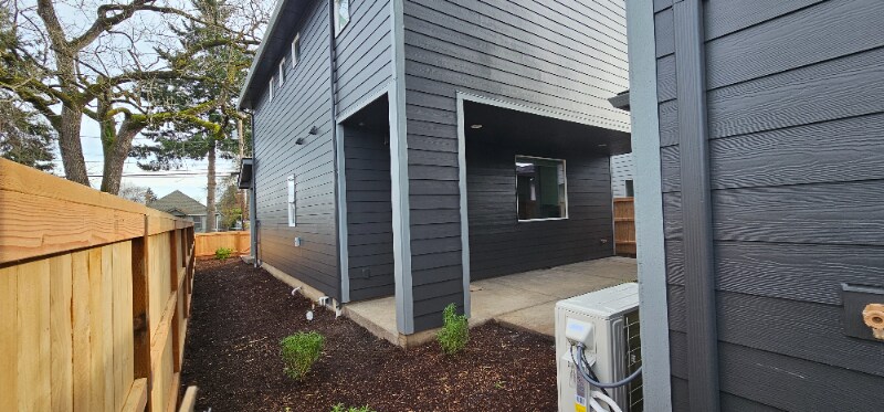 Building Photo - 877 Park Ave NE