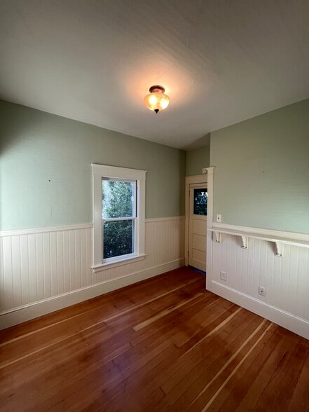 Smaller room - 305 Mission St