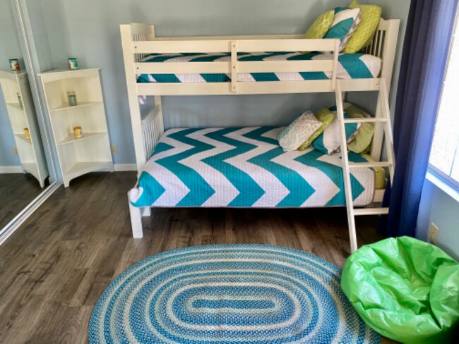 Building Photo - 4901 E Mesquite Ave