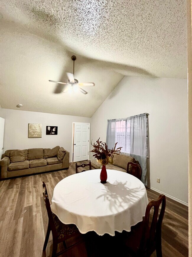 Building Photo - 1410 Rosewood Dr