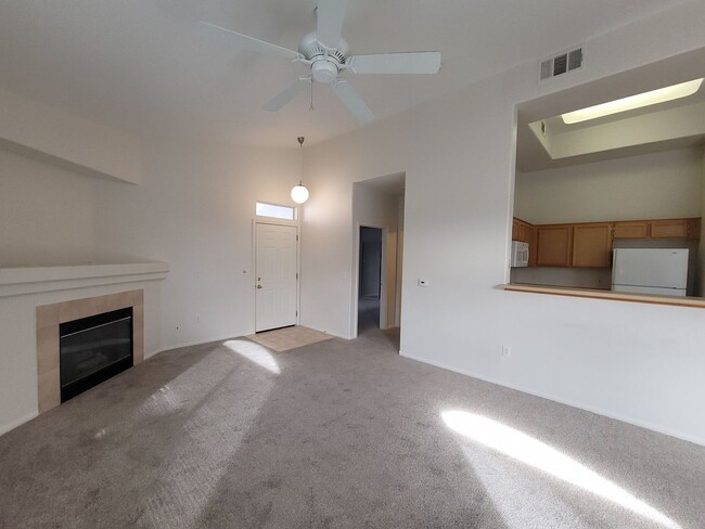 Building Photo - Gorgeous Henderson Condo with garage!