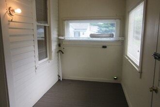 Building Photo - 2 Bedroom House with a Bonus Room