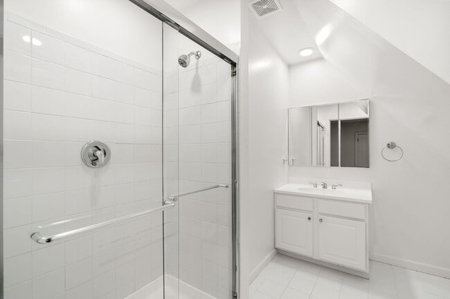 Building Photo - 3 Bed 2.5 Bath - Chevy Chase Colonial - Mo...