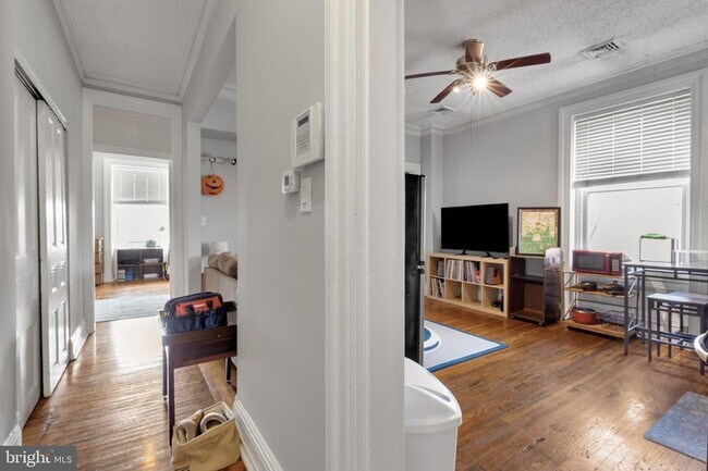 Building Photo - 3017 W Girard Ave