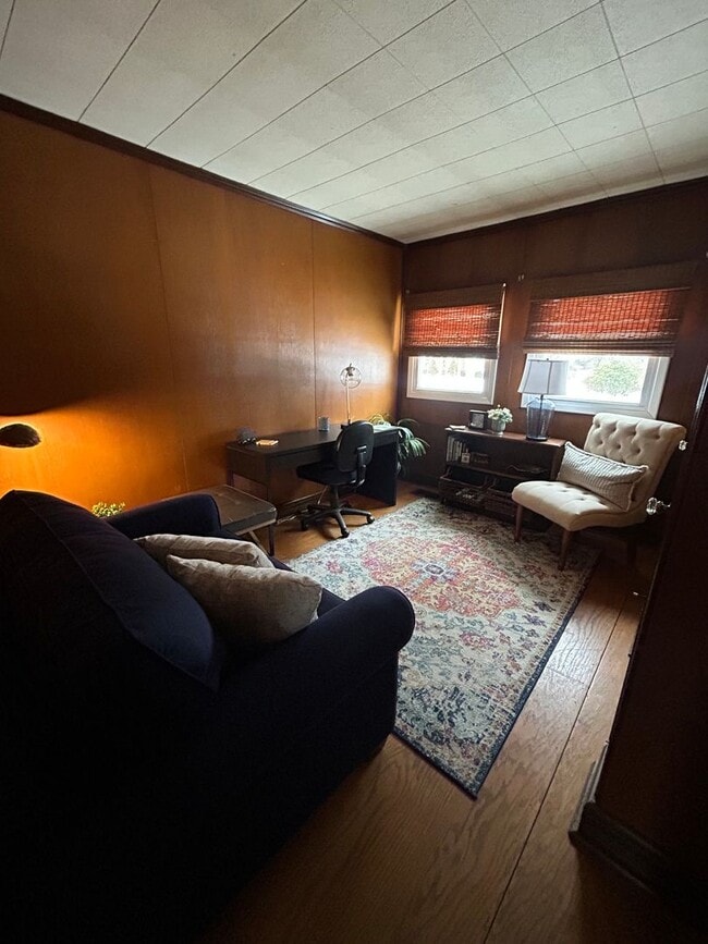 Building Photo - 4 Bed, 2 Bath House