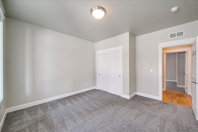 Building Photo - Beautiful Home in Desired Hazelwood Subdiv...