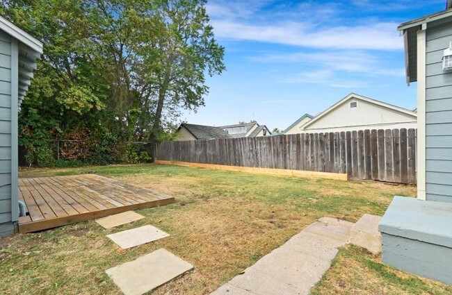 Building Photo - 328 Percy Ave