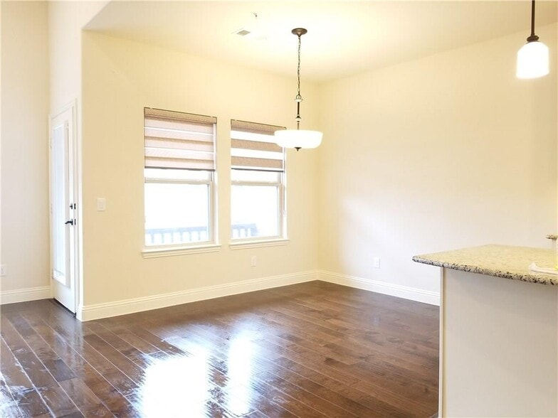 Building Photo - 555 Waterloo Dr